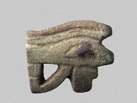 Aeg F 176  Aeg F 176, 25. Dynastie, Udjatauge, Grüne Fayence, L 2,0 cm, B 2,2 cm, T 0,5 cm : Bestandskatalog Ägypten, Museumsfoto: Claus Cordes